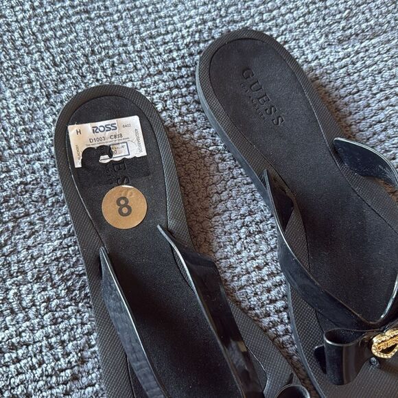 Guess Black Flip Flop Sandals with Gold Heart Bow‎ Charm Size 8 - Picture 4 of 6